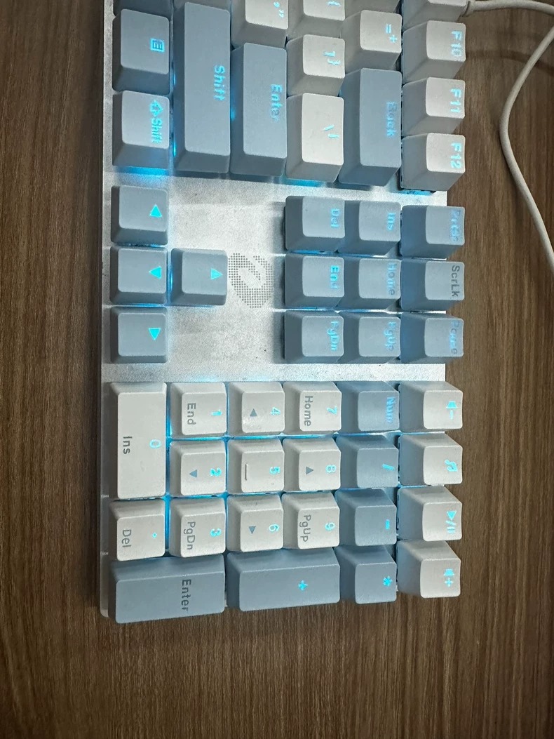 达尔优游戏办公机械键盘 108键 青轴 敲击声音很好听 自用平时很少使用用不太到很新 可以打游戏 官方旗舰店正品 159购入，想要的来，包邮出